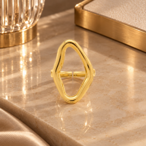 Anel Dourado com Linhas Orgânicas