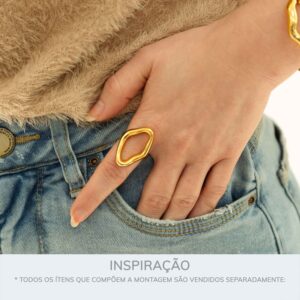 Anel Dourado com Linhas Orgânicas